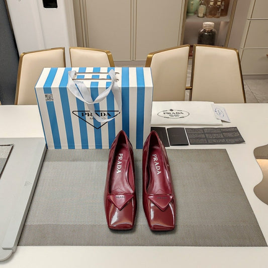 TRIANGLE LOGO PUMPS IN CURRANT RED GLOSSY CALFSKIN - 35