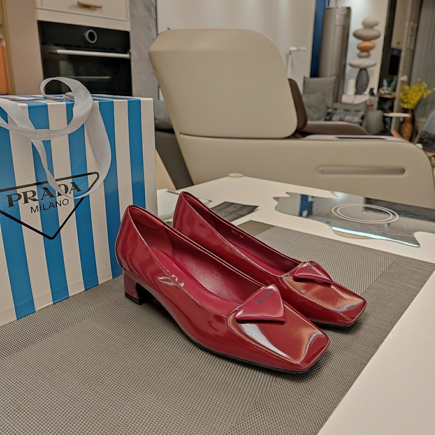TRIANGLE LOGO PUMPS IN CURRANT RED GLOSSY CALFSKIN - 35