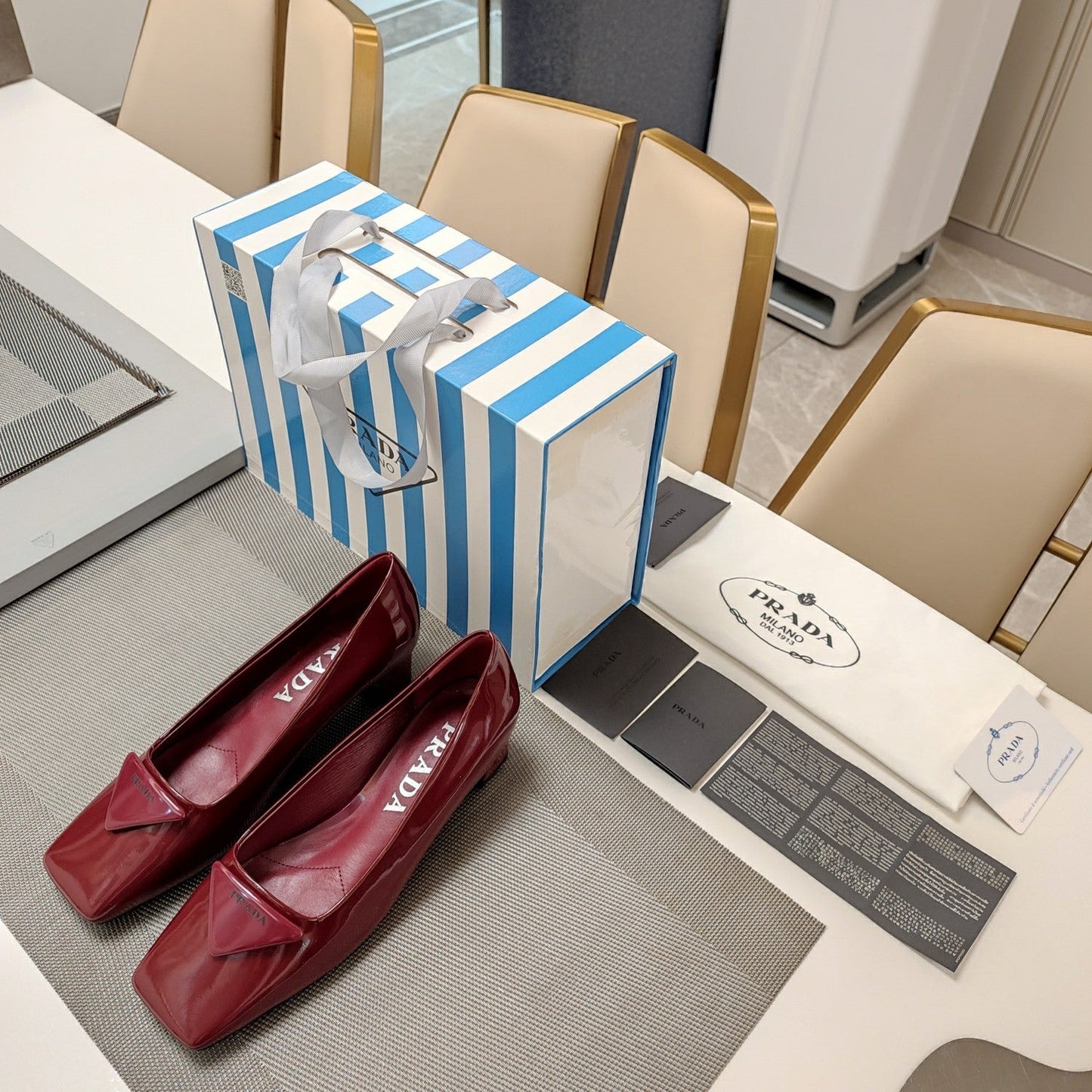 TRIANGLE LOGO PUMPS IN CURRANT RED GLOSSY CALFSKIN - 35
