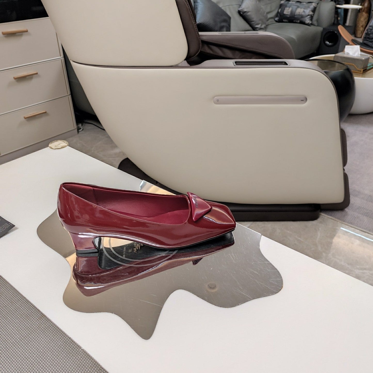 TRIANGLE LOGO PUMPS IN CURRANT RED GLOSSY CALFSKIN - 35