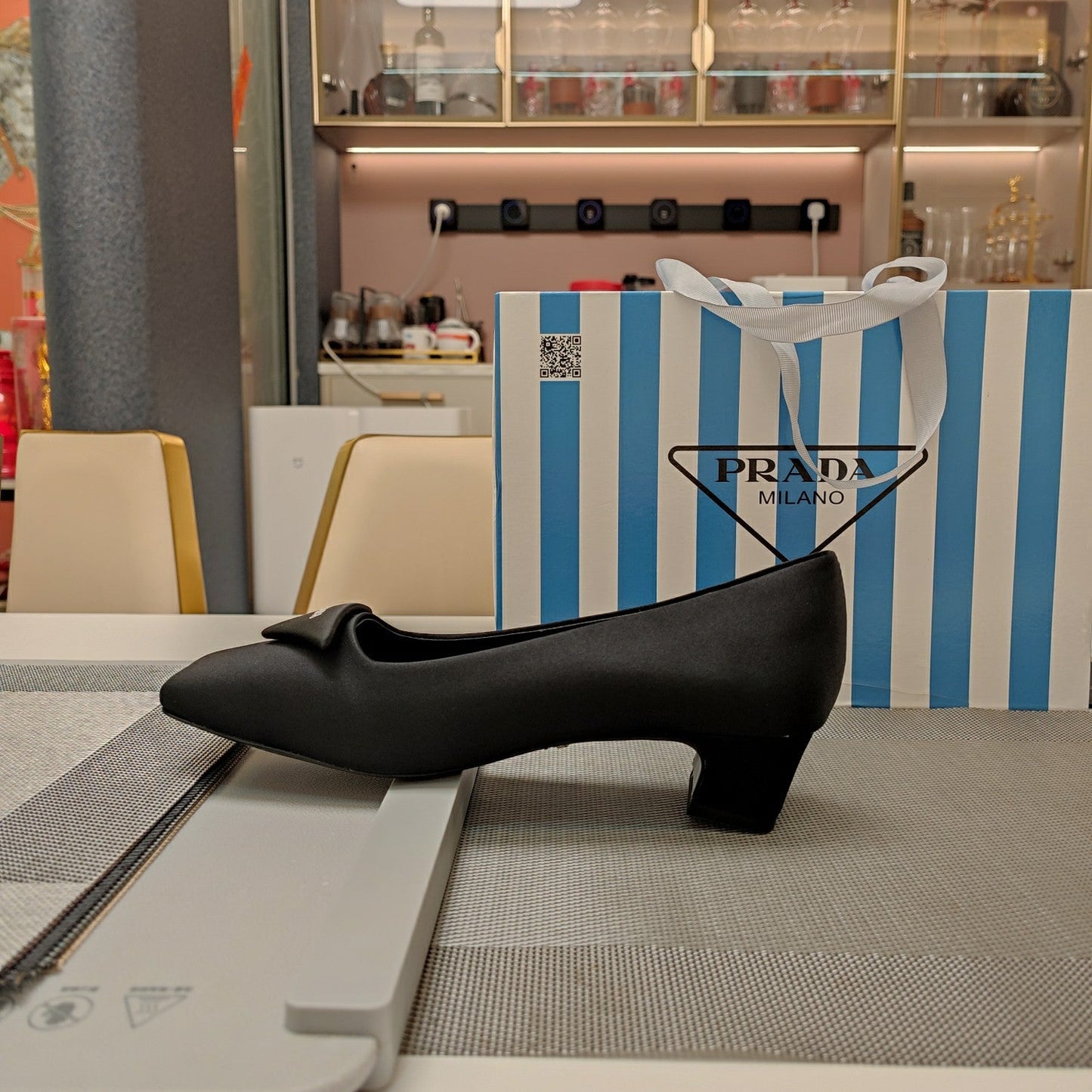 TRIANGLE LOGO PUMPS IN BLACK SATIN - 35