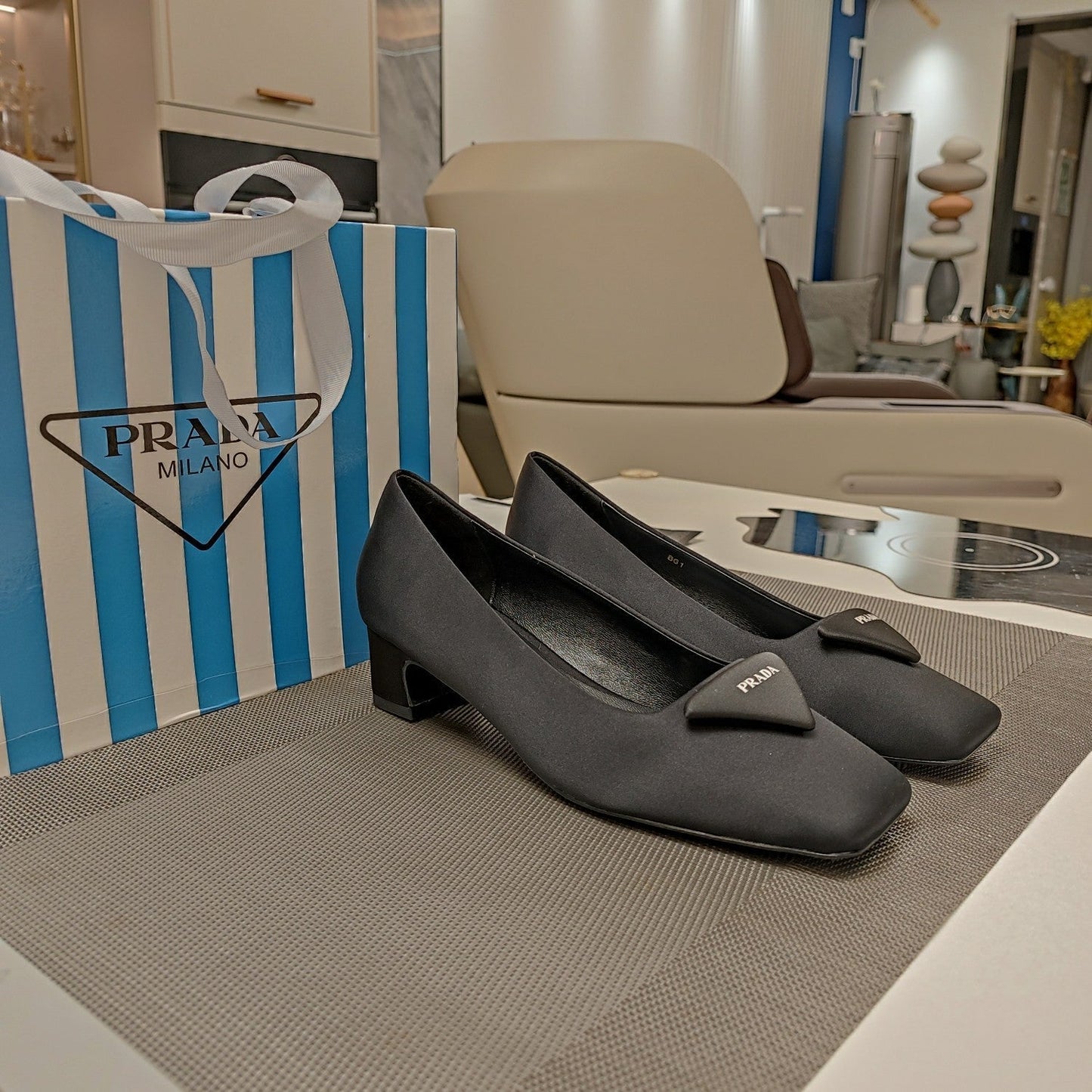 TRIANGLE LOGO PUMPS IN BLACK SATIN - 35