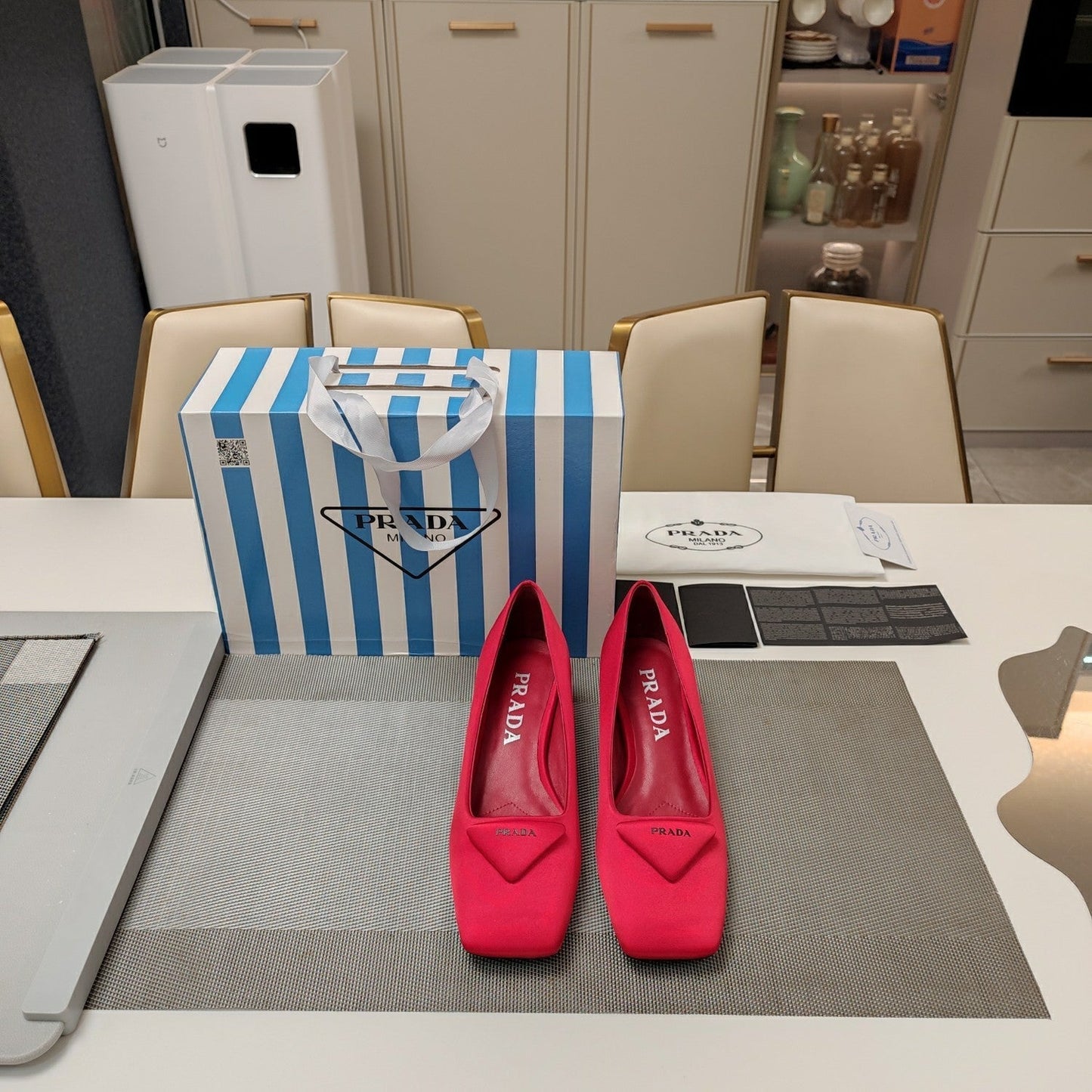 TRIANGLE LOGO PUMPS IN RED SATIN - 35