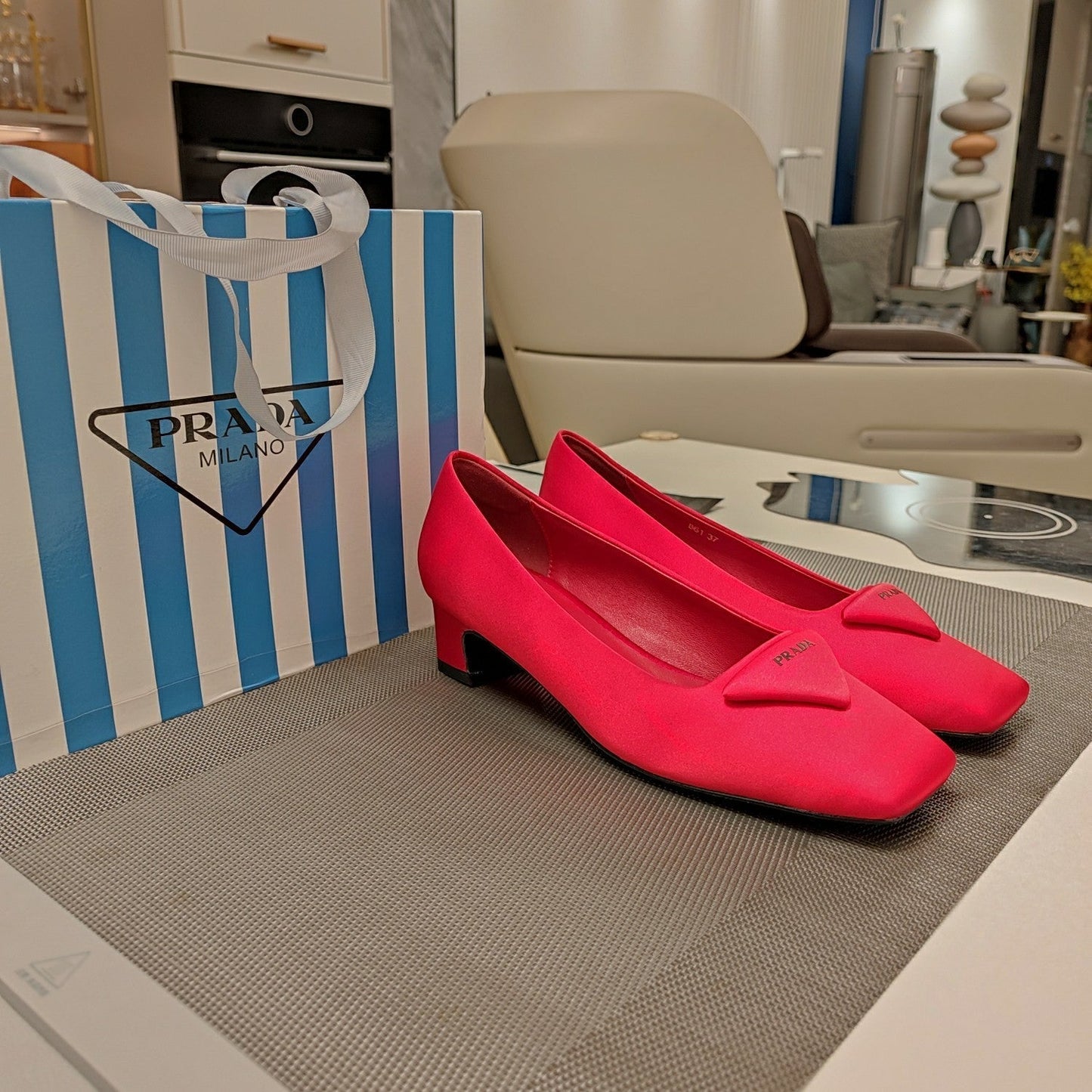 TRIANGLE LOGO PUMPS IN RED SATIN - 35