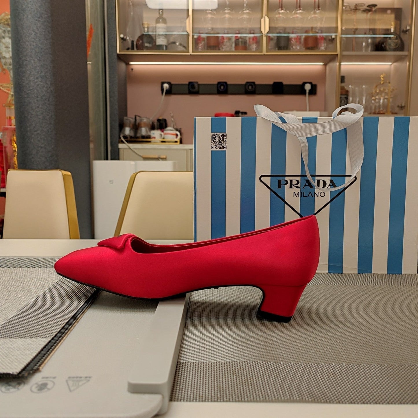 TRIANGLE LOGO PUMPS IN RED SATIN - 35