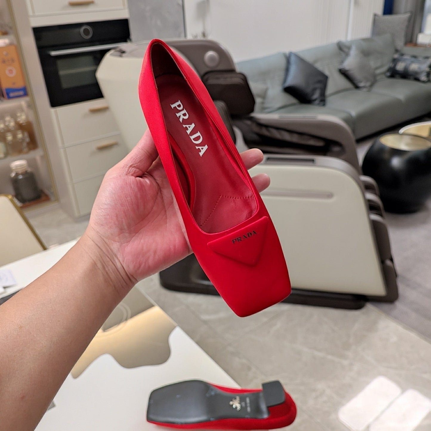 TRIANGLE LOGO PUMPS IN RED SATIN - 35