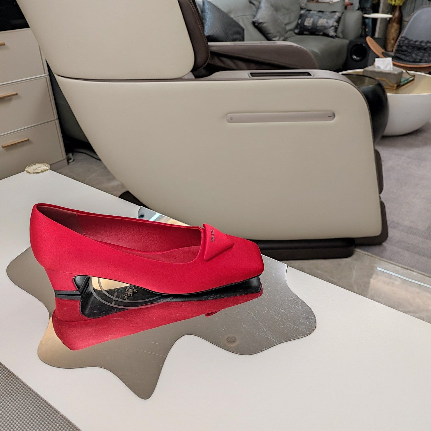 TRIANGLE LOGO PUMPS IN RED SATIN - 35