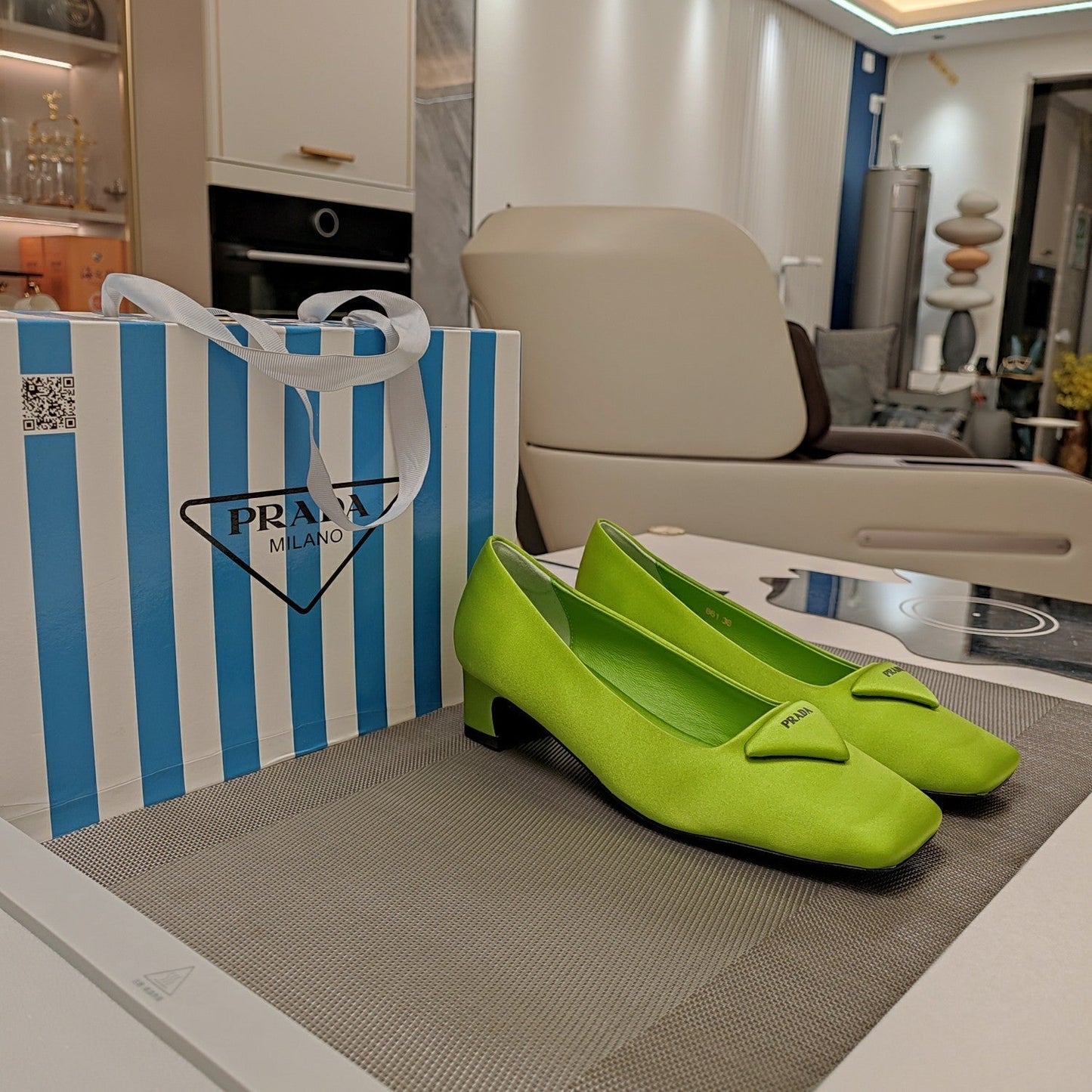 TRIANGLE LOGO PUMPS IN APPLE GREEN SATIN - 35