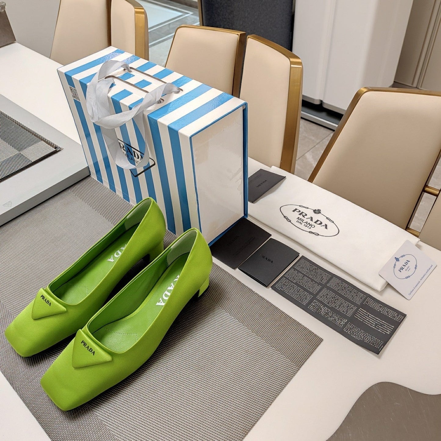 TRIANGLE LOGO PUMPS IN APPLE GREEN SATIN - 35