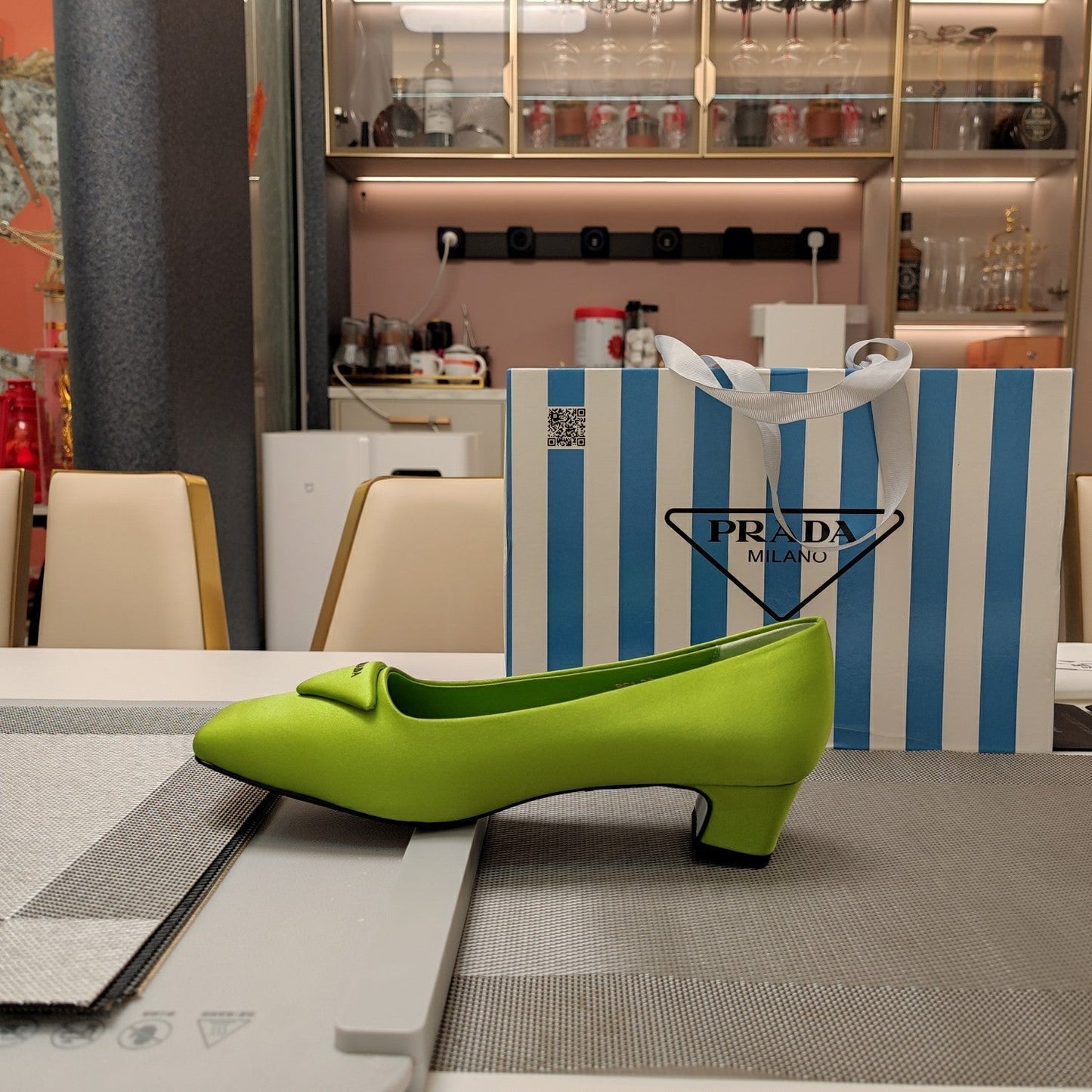 TRIANGLE LOGO PUMPS IN APPLE GREEN SATIN - 35