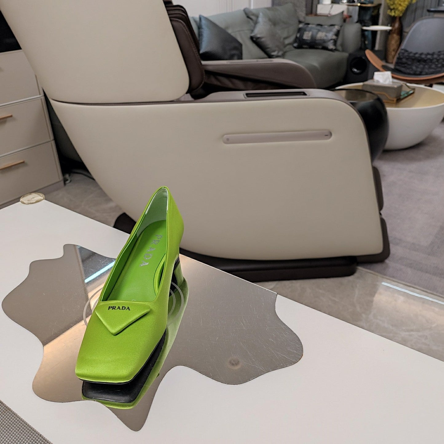 TRIANGLE LOGO PUMPS IN APPLE GREEN SATIN - 35