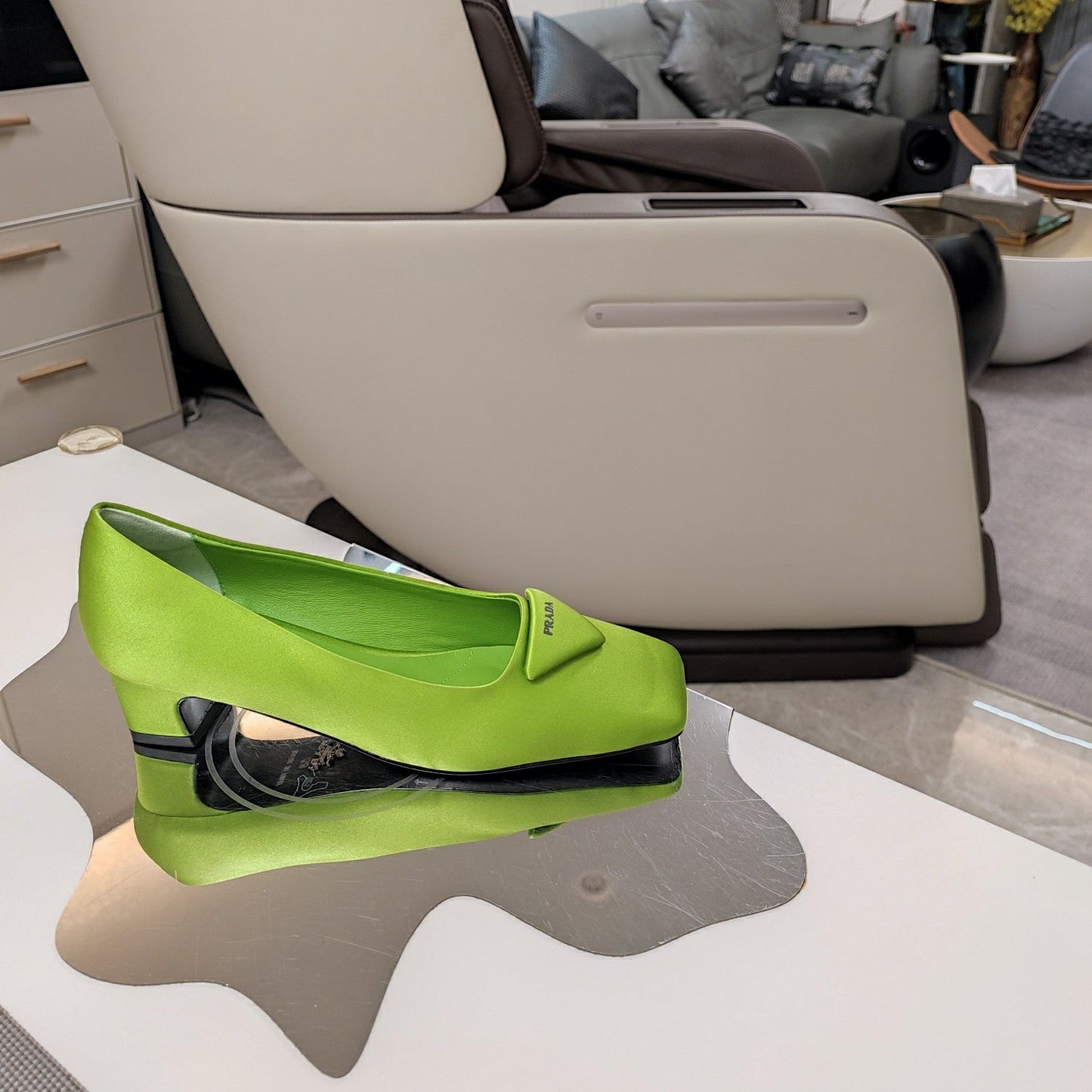 TRIANGLE LOGO PUMPS IN APPLE GREEN SATIN - 35