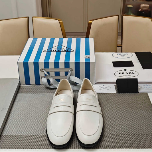 ЛОФЕРИ PRADA 26S 20 ММ З ТЕЛЯЧОЇ ШКІРИ КРЕМОВО-БІЛОГО КОЛЬОРУ