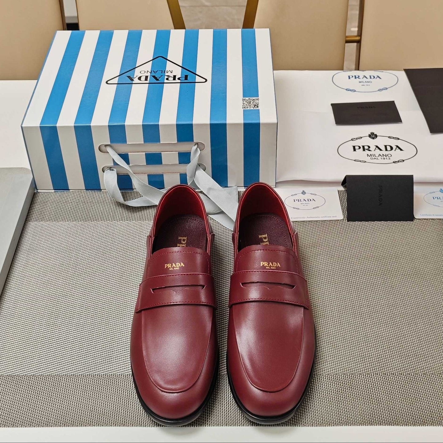 ЛОФЕРИ PRADA 26S 20 ММ З ТЕЛЯЧОЇ ШКІРИ БОРДОВОГО КОЛЬОРУ
