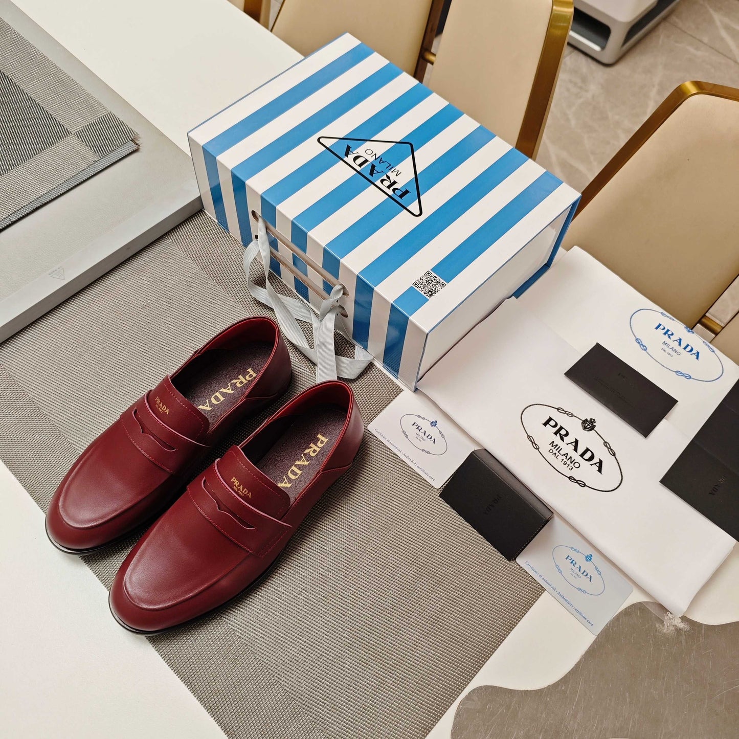 ЛОФЕРИ PRADA 26S 20 ММ З ТЕЛЯЧОЇ ШКІРИ БОРДОВОГО КОЛЬОРУ