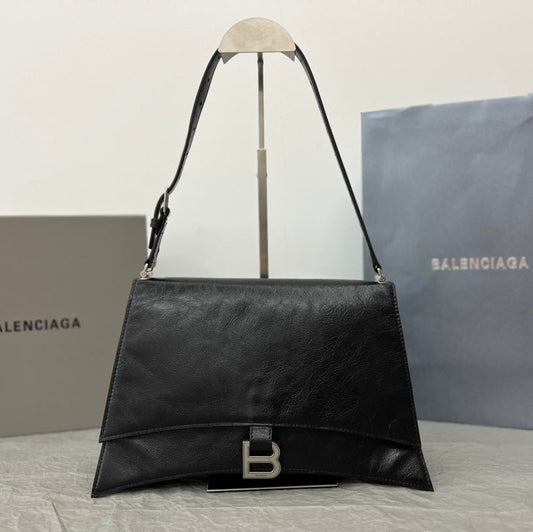 Сумка CRUSH SHOULDER BAG 31 зі шкіри теляти чорного кольору, срібляста фурнітура, ремінець