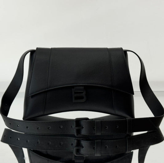 Сумка DOWNTOWN S CROSSBODY BAG 30 із м’якої овечої шкіри чорного кольору