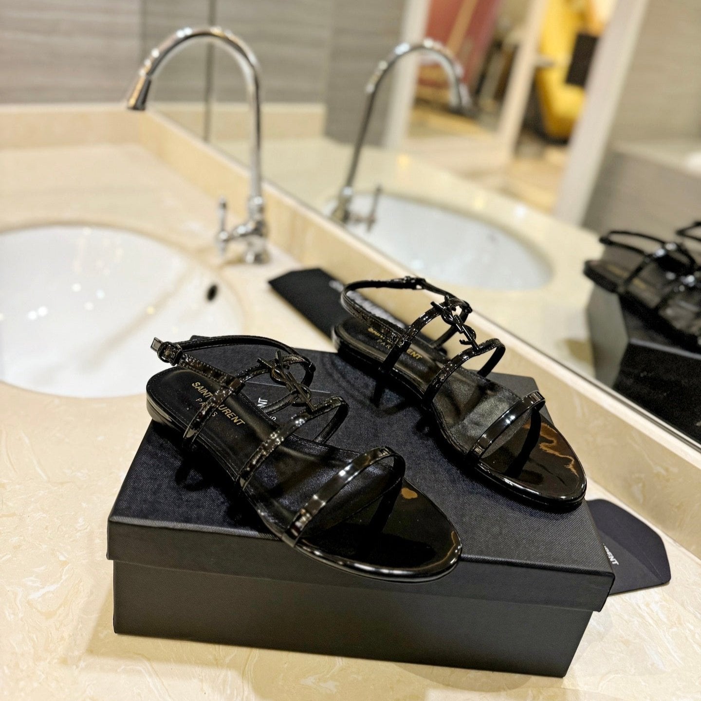 SL LOGO FLAT SANDALS BLACK POLISHED CALFSKIN - 34