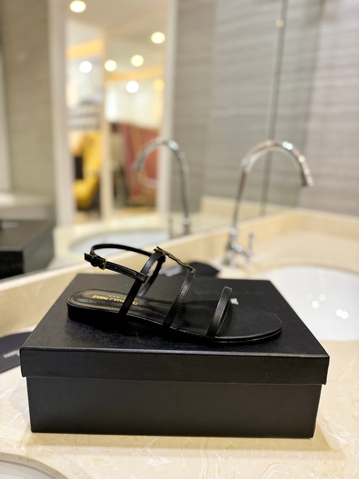 SL LOGO FLAT SANDALS BLACK CALFSKIN - 34