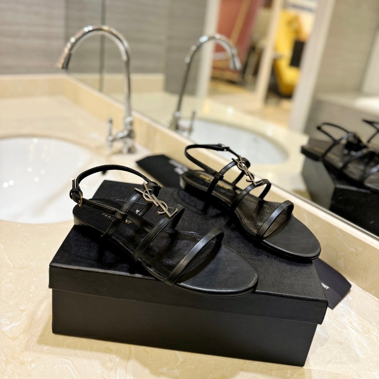 SL LOGO FLAT SANDALS BLACK CALFSKIN - 34