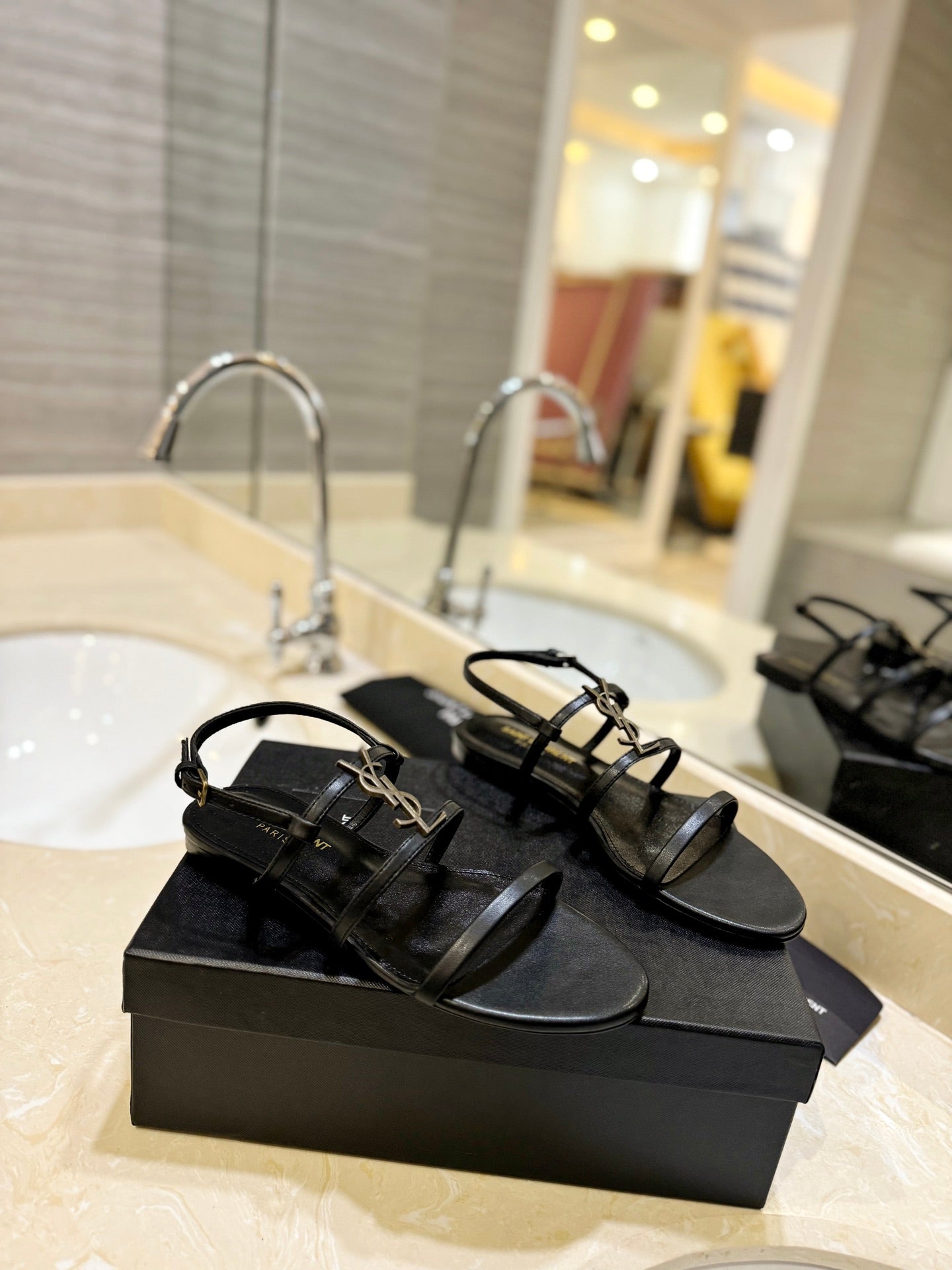 SL CASSANDRA FLAT SANDALS BLACK CALFSKIN - 35