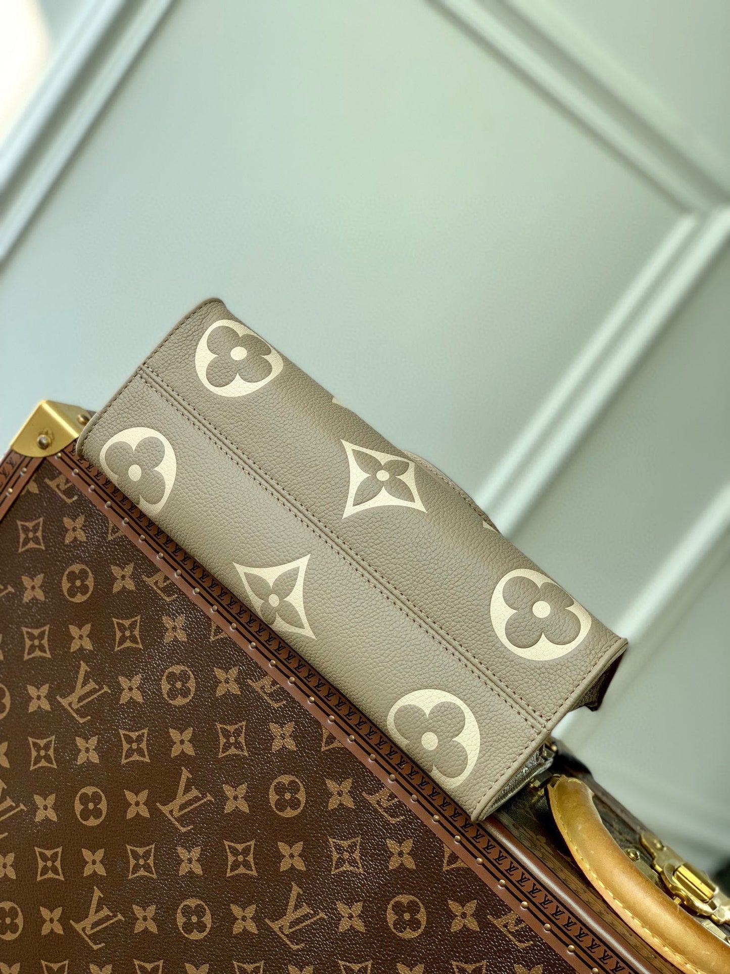 ONTHEGO EAST WEST BAG 25 IN GREEN MONOGRAM EMBOSSED COWHIDE