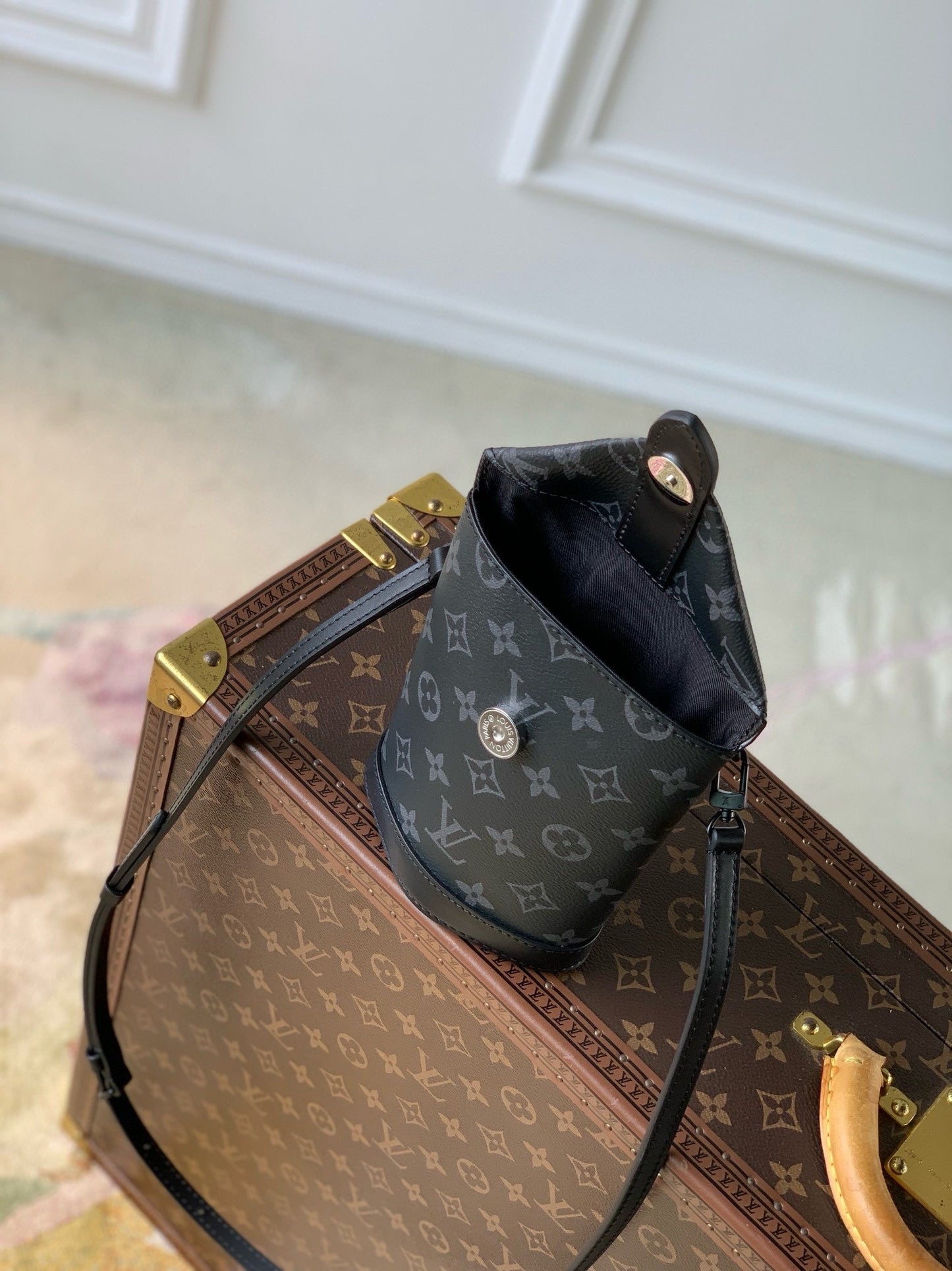 ENVELOPE POUCH 18 IN BLACK MONOGRAM ECLIPSE CANVAS