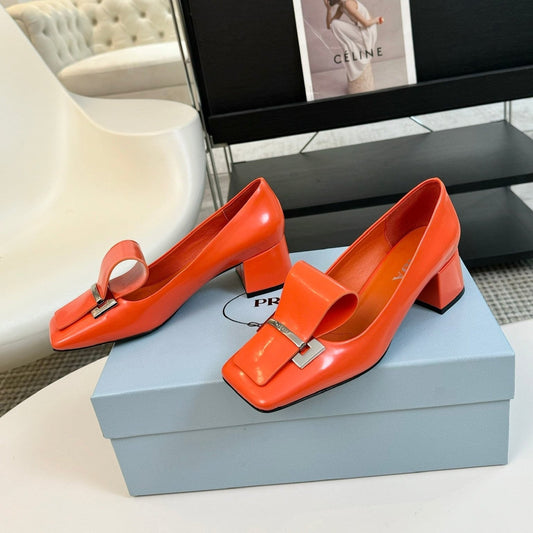 SQUARE TOE PUMPS IN INTERNATIONAL ORANGE GLOSSY CALFSKIN ATTACHED BOW - 35