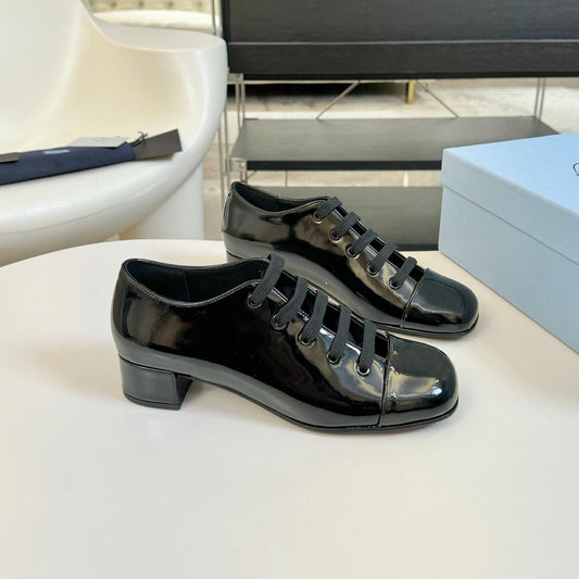 LACE-UP HIGH SHOES IN BLACK GLOSSY CALFSKIN - 35