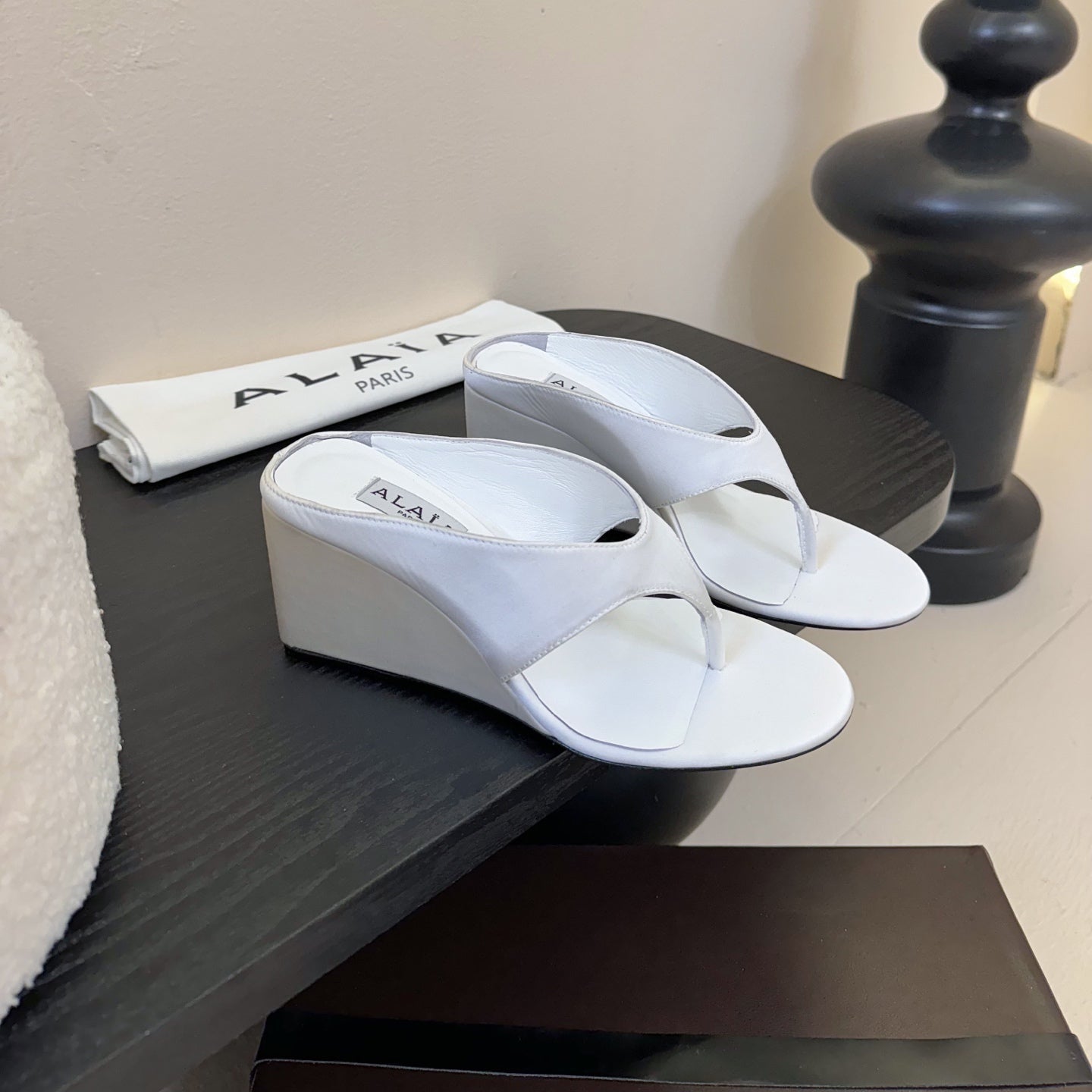 ALAIA WEDGE THONG SANDALS 25S IN WHITE SATIN - 35