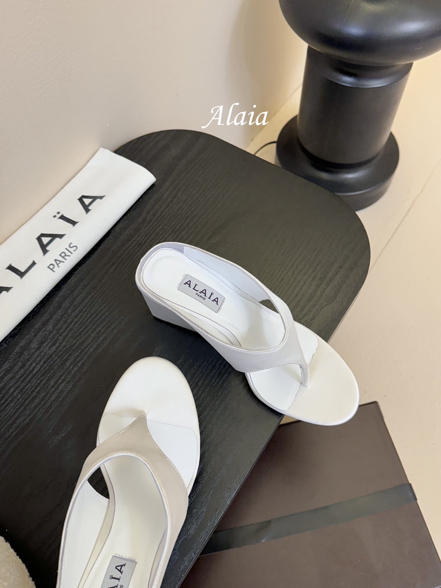 ALAIA WEDGE THONG SANDALS 25S IN WHITE SATIN - 35