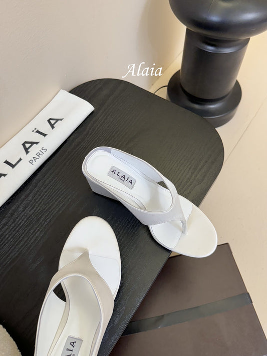 ALAIA WEDGE THONG SANDALS 25S IN WHITE SATIN - 35