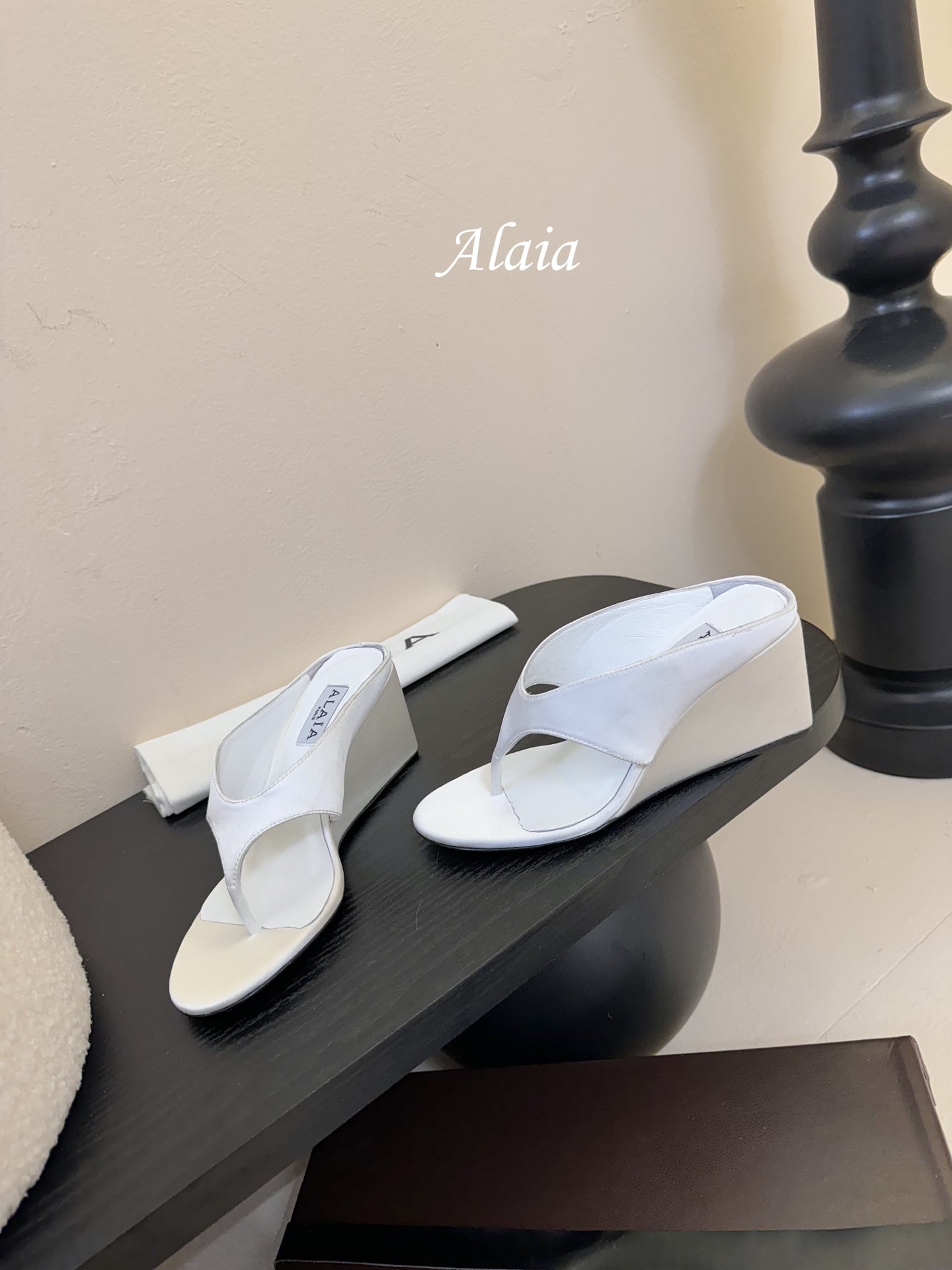 ALAIA WEDGE THONG SANDALS 25S IN WHITE SATIN - 35