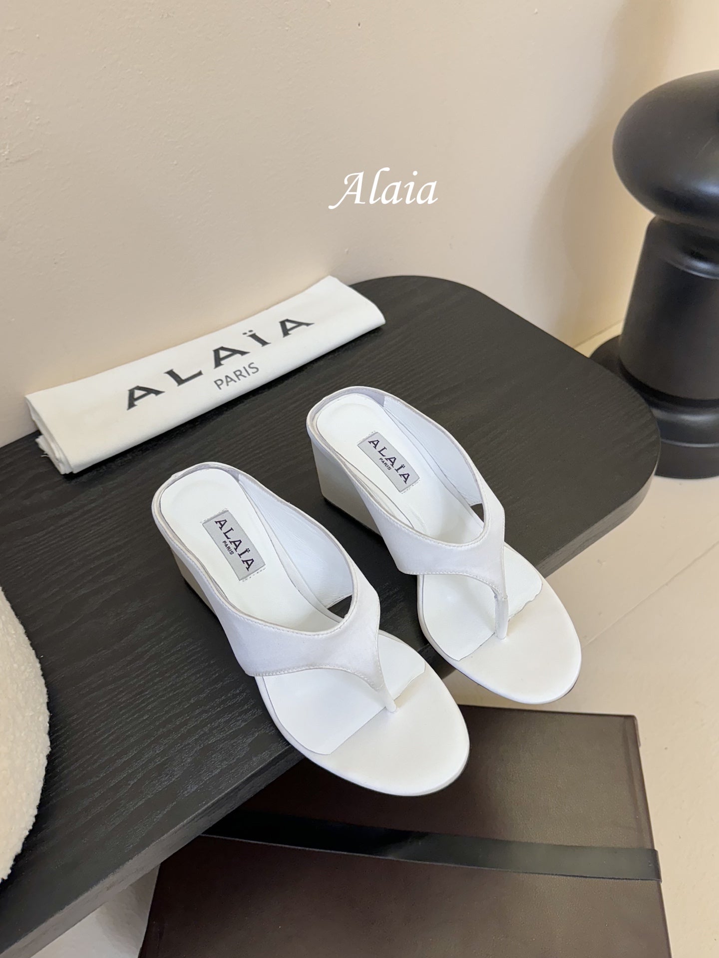 ALAIA WEDGE THONG SANDALS 25S IN WHITE SATIN - 35