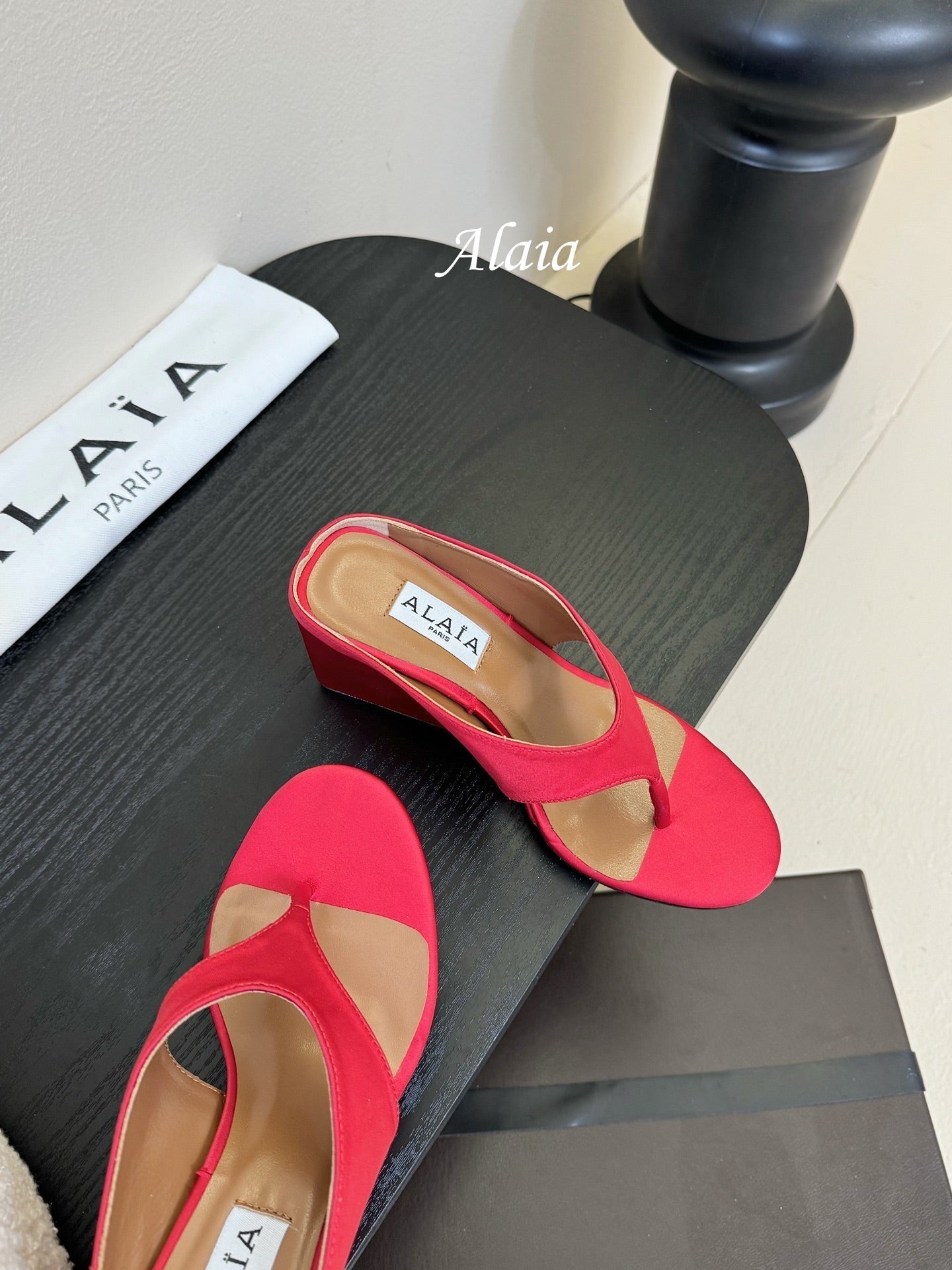 ALAIA WEDGE THONG SANDALS 25S IN RED SATIN - 35