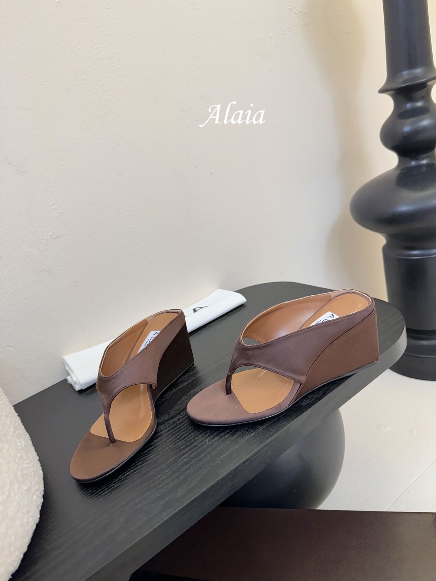 ALAIA WEDGE THONG SANDALS 25S IN BROWN SATIN - 35