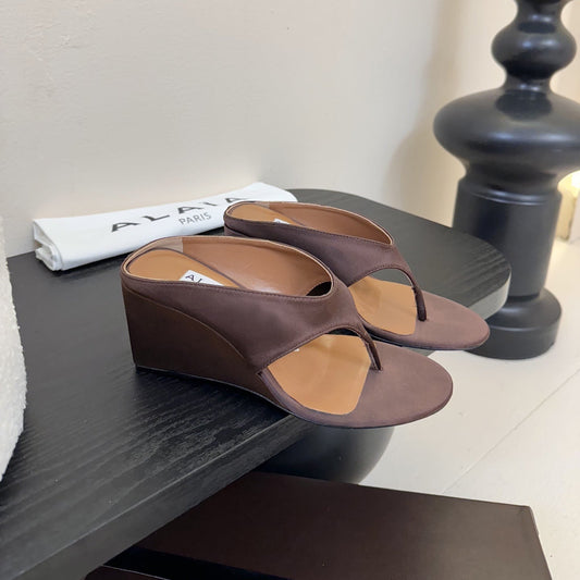 ALAIA WEDGE THONG SANDALS 25S IN BROWN SATIN - 35