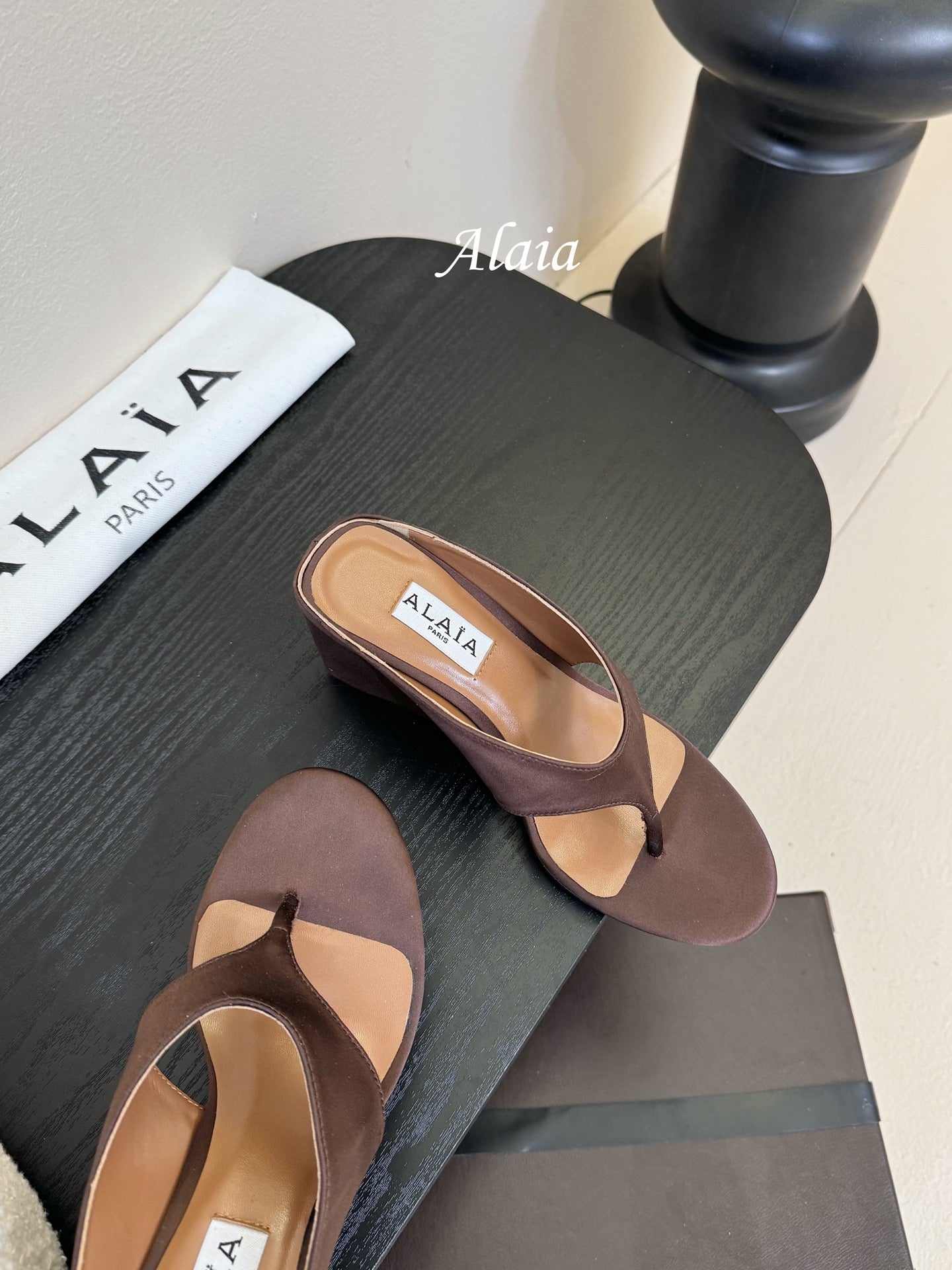 ALAIA WEDGE THONG SANDALS 25S IN BROWN SATIN - 35
