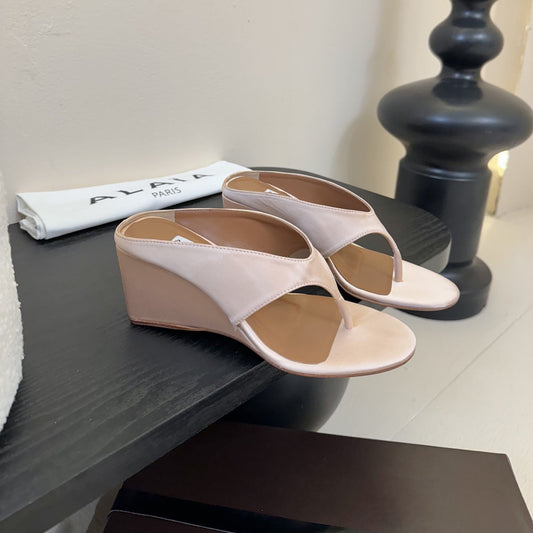 ALAIA WEDGE THONG SANDALS 25S IN BLUSH BEIGE SATIN - 35