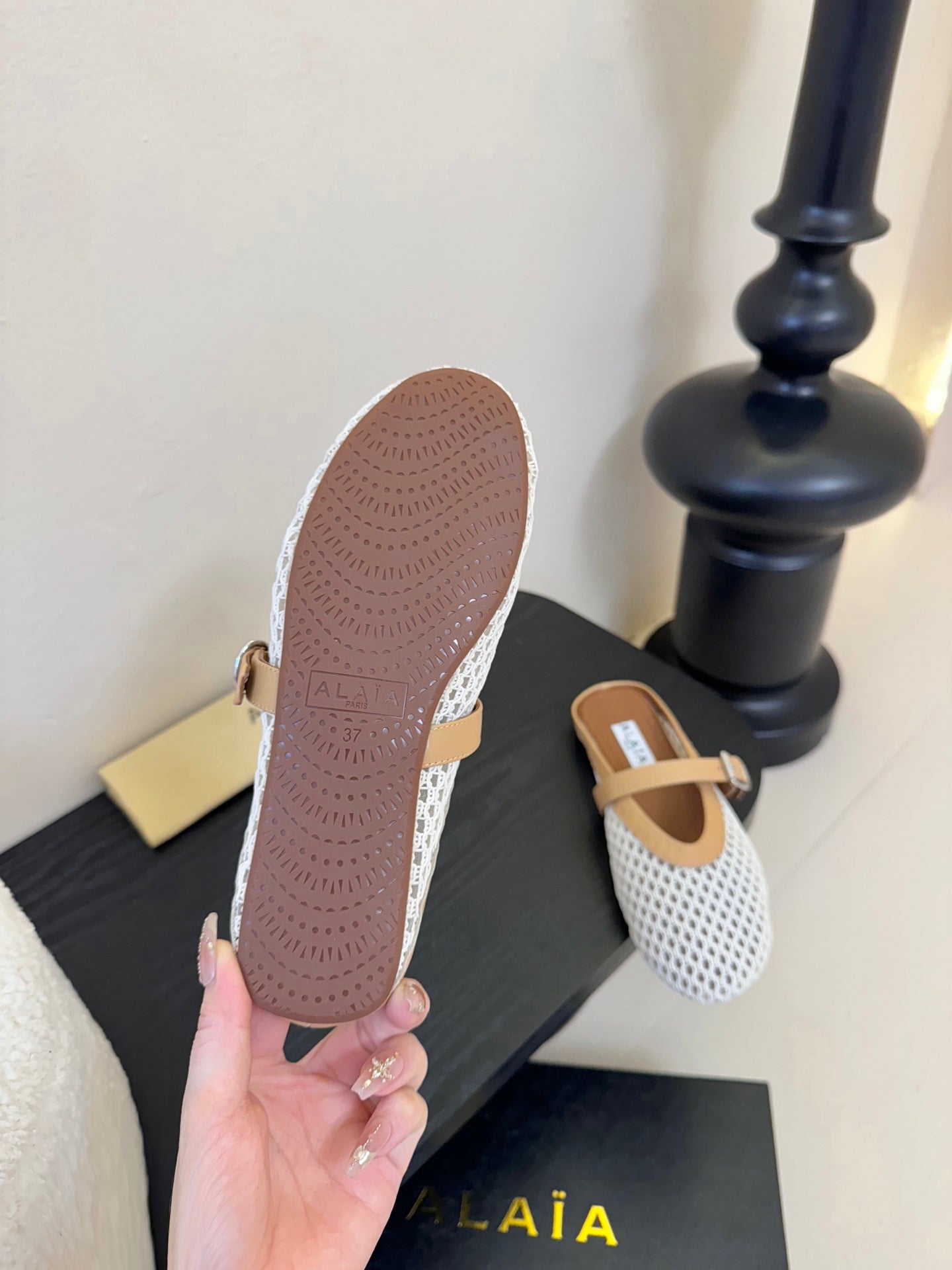 ALAIA FLAT MULES 25S IN WHITE MIX BROWN WOVEN MESH - 35