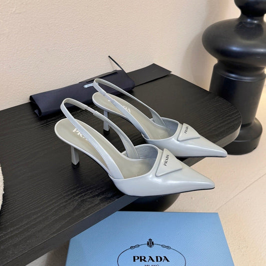 ТУФЛІ-СЛІНГБЕКИ PRADA 26S З ЗАГОСТРЕНИМ НОСКОМ НА ПІДБОРАХ 60 ММ СВІТЛО-СІРОГО КОЛЬОРУ З ТЕЛЯЧОЇ ШКІРИ З ЛОГОТИПОМ