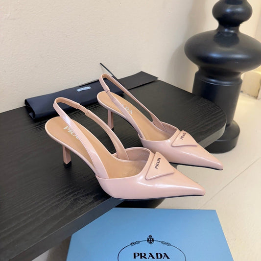 ЖІНОЧІ БОСОНІЖКИ PRADA 26S З ЗАГОСТРЕНИМ НОСКОМ НА РЕМІНЦІ, ВИСОТА КАБЛУКА 60 ММ, ЗІ СВІТЛО-РОЖЕВОЇ ШКІРИ ТЕЛЯТИ З ЛОГОТИПОМ