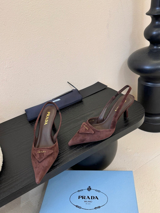 PRADA 26S ТУФЛІ-СЛІНГБЕКИ З ЗАГОСТРЕНИМ НОСКОМ 60 ММ З ТЕМНО-КОРИЧНЕВОЇ ЗАМШІ З ЛОГОТИПОМ