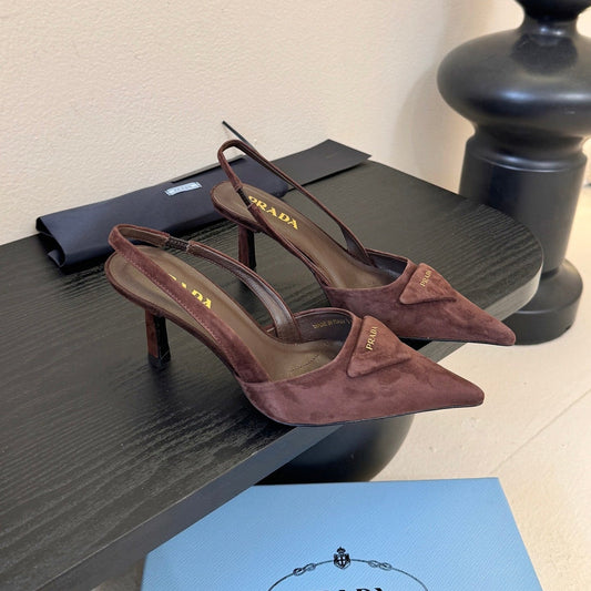 PRADA 26S ТУФЛІ-СЛІНГБЕКИ З ЗАГОСТРЕНИМ НОСКОМ 60 ММ З ТЕМНО-КОРИЧНЕВОЇ ЗАМШІ З ЛОГОТИПОМ