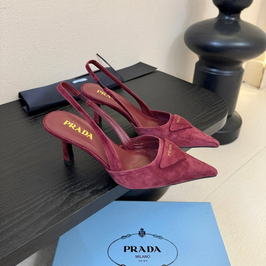 ТУФЛІ-СЛІНГБЕКИ PRADA 26S ІЗ ЗАГОСТРЕНИМ НОСКОМ, КАБЛУКОМ 60 ММ, З ТЕМНО-ЧЕРВОНОЇ ЗАМШІ З ЛОГОТИПОМ
