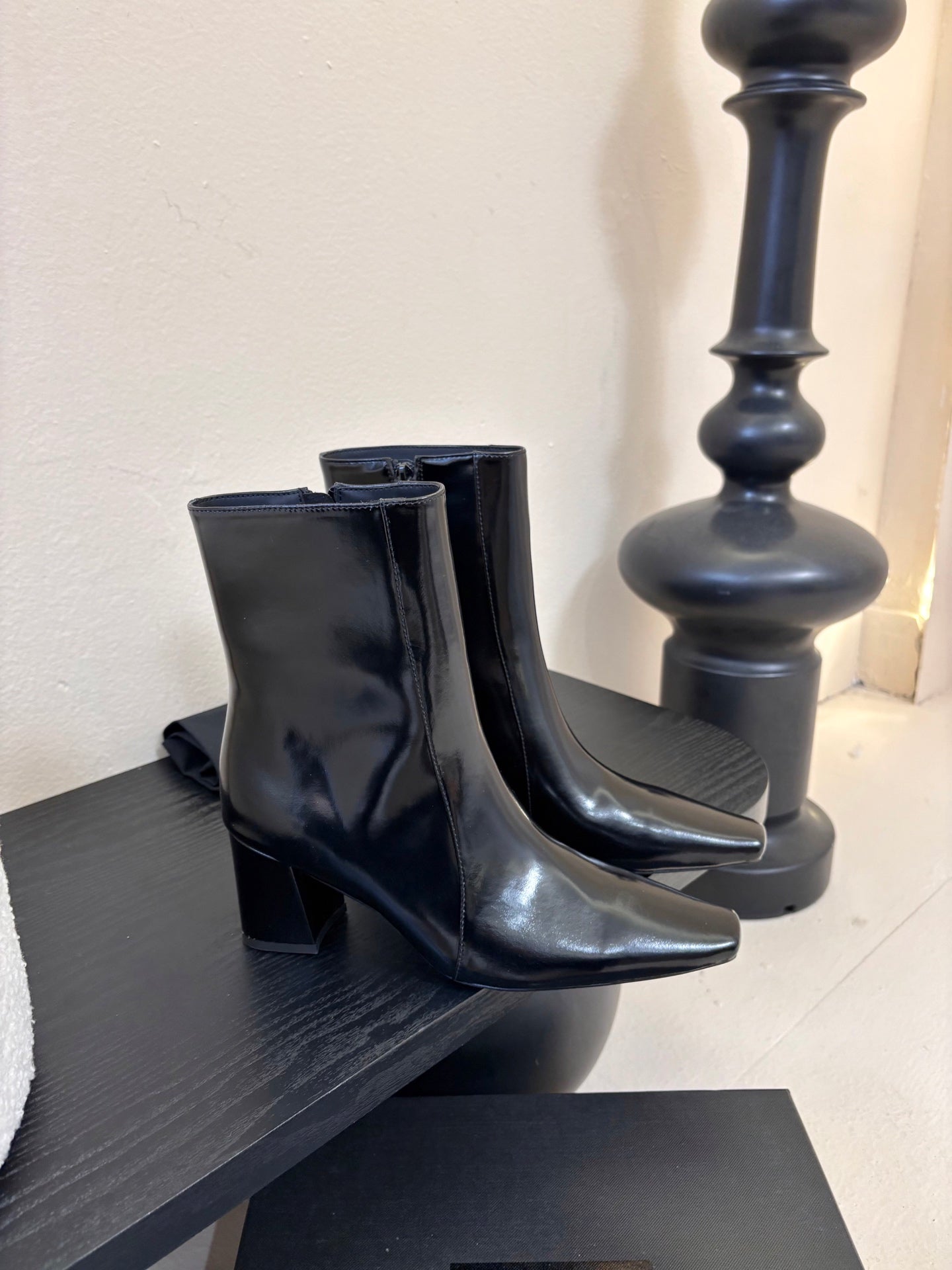 Черевики-ботильйони YSL 26S НА ВИСОКИХ ПІДБОРАХ З ЧОРНОЇ БЛИСКУЧОЇ ТЕЛЯЧОЇ ШКІРИ