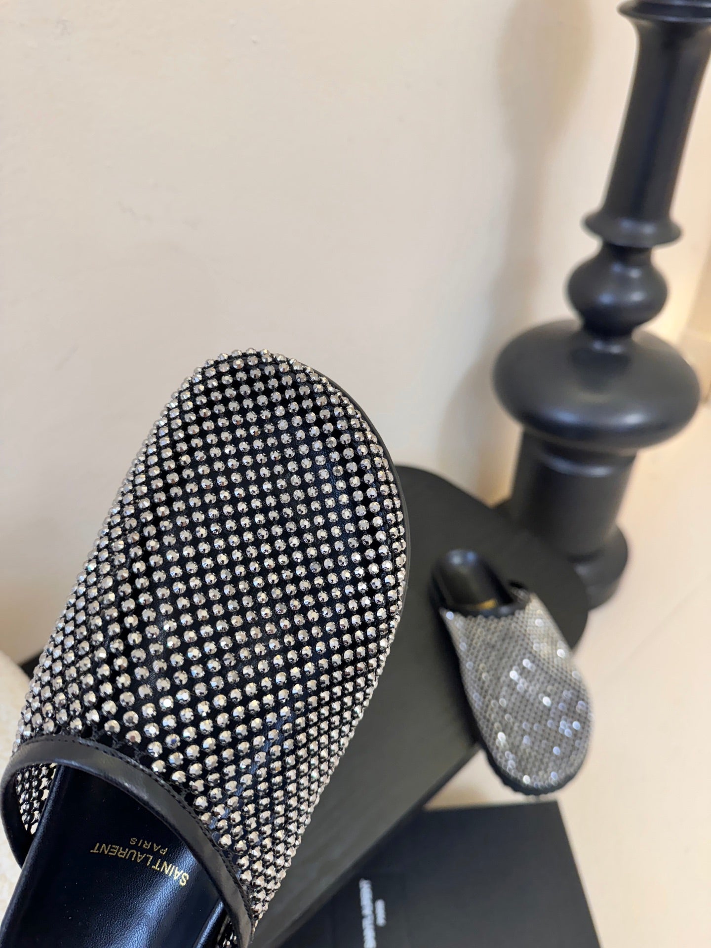 YSL 26S МЮЛІ ІЗ СІТКИ З ЧОРНОЇ ТЕЛЯЧОЇ ШКІРИ ТА СТРАЗІВ