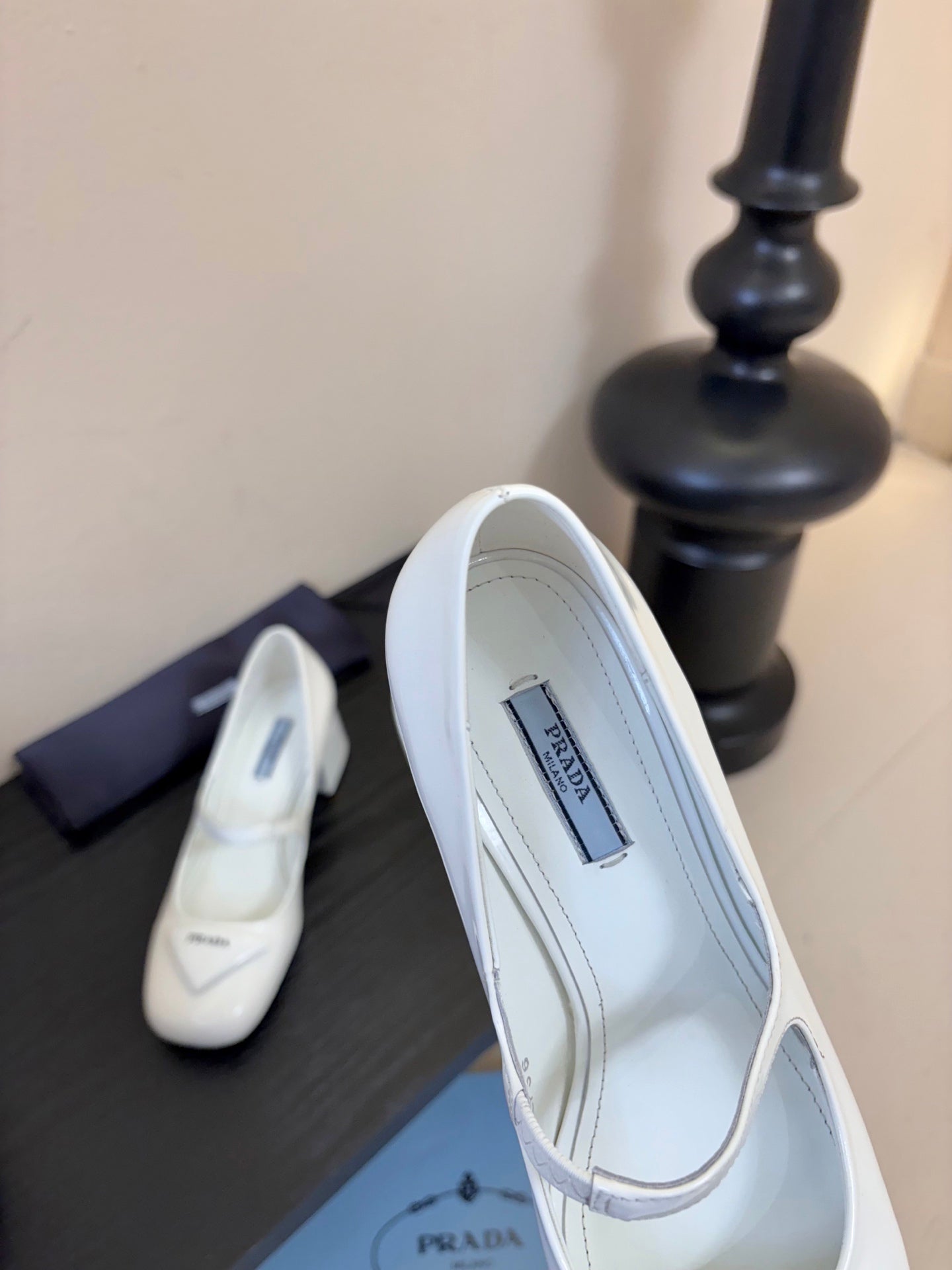 БОСОНІЖКИ PRADA МЕРІ-ДЖЕЙН НА БЛОКОВОМУ КАБЛУЦІ 26S З БІЛОЇ ЛАКОВАНОЇ ТЕЛЯЧОЇ ШКІРИ