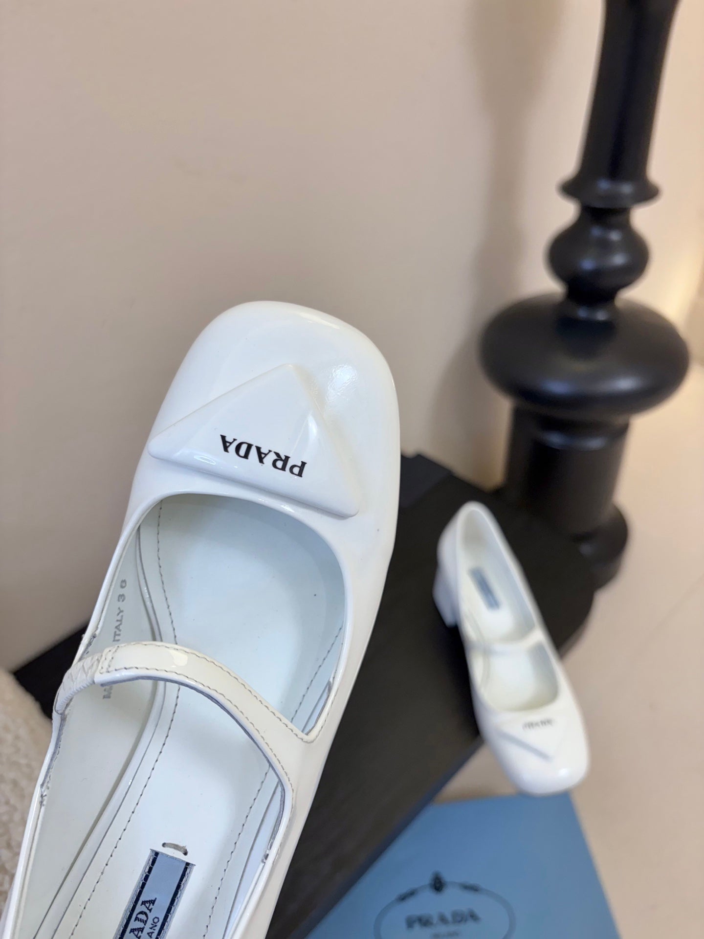 БОСОНІЖКИ PRADA МЕРІ-ДЖЕЙН НА БЛОКОВОМУ КАБЛУЦІ 26S З БІЛОЇ ЛАКОВАНОЇ ТЕЛЯЧОЇ ШКІРИ