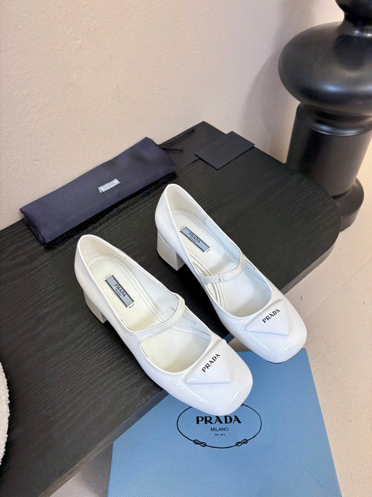БОСОНІЖКИ PRADA МЕРІ-ДЖЕЙН НА БЛОКОВОМУ КАБЛУЦІ 26S З БІЛОЇ ЛАКОВАНОЇ ТЕЛЯЧОЇ ШКІРИ